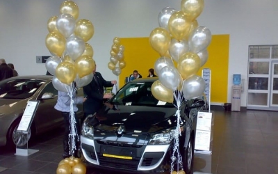 Оформление шарами автосалона