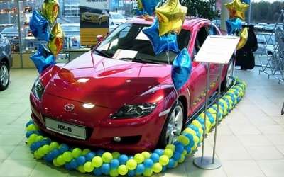 Оформление шарами автосалона