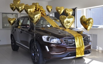 Оформление шарами автосалона