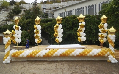 Оформление сцены шарами