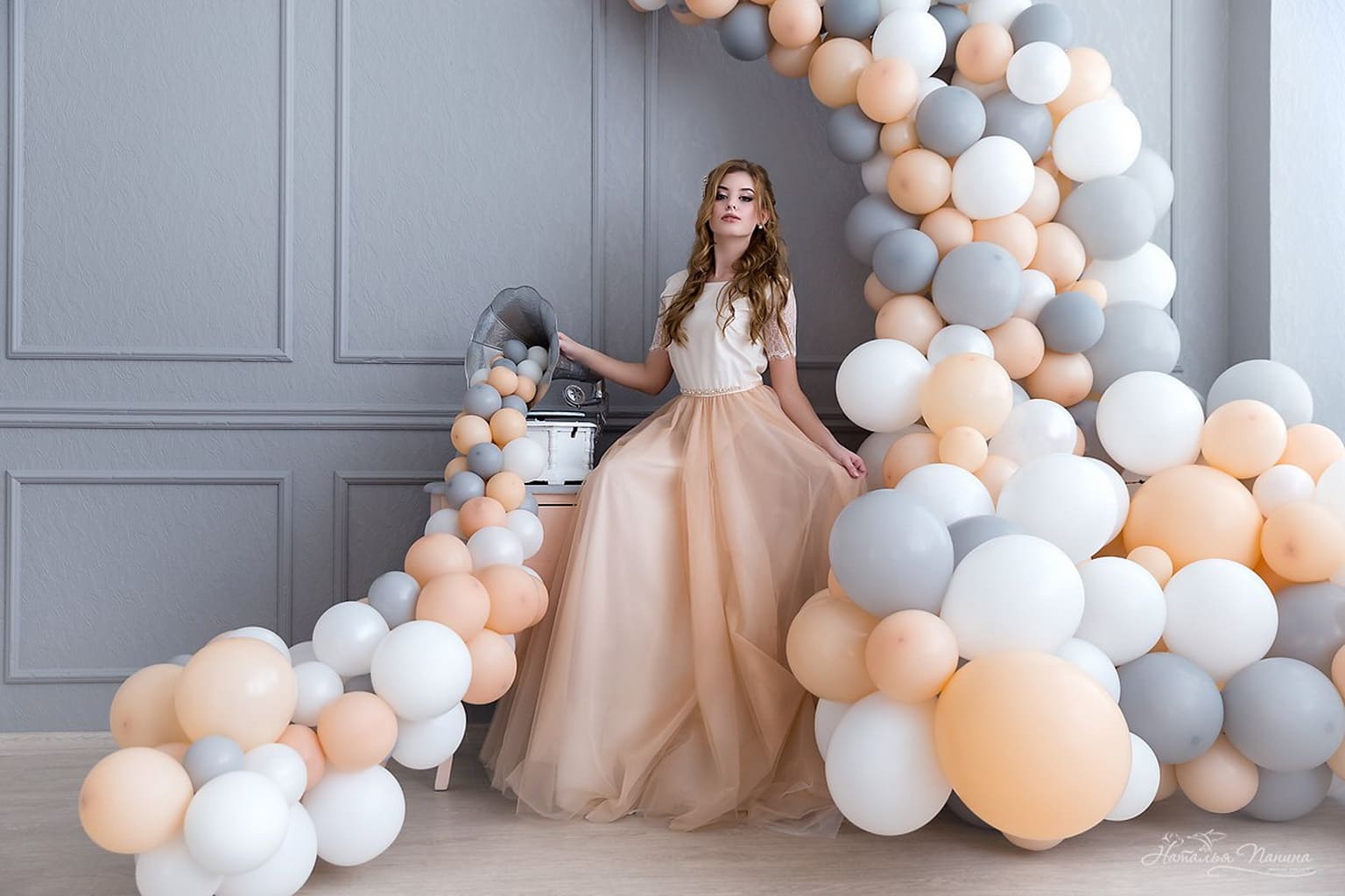 Маленькая фотозона. Фотосессия с воздушными шариками. Фотозона из шаров на свадьбу. Фотозона с шарами. Декор воздушными шарами.